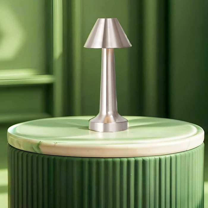 LumiCone - Smal, moderne bordlampe med konisk form