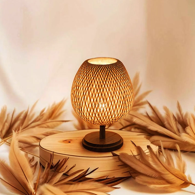 Håndlaget senge lampe i rotting og tre