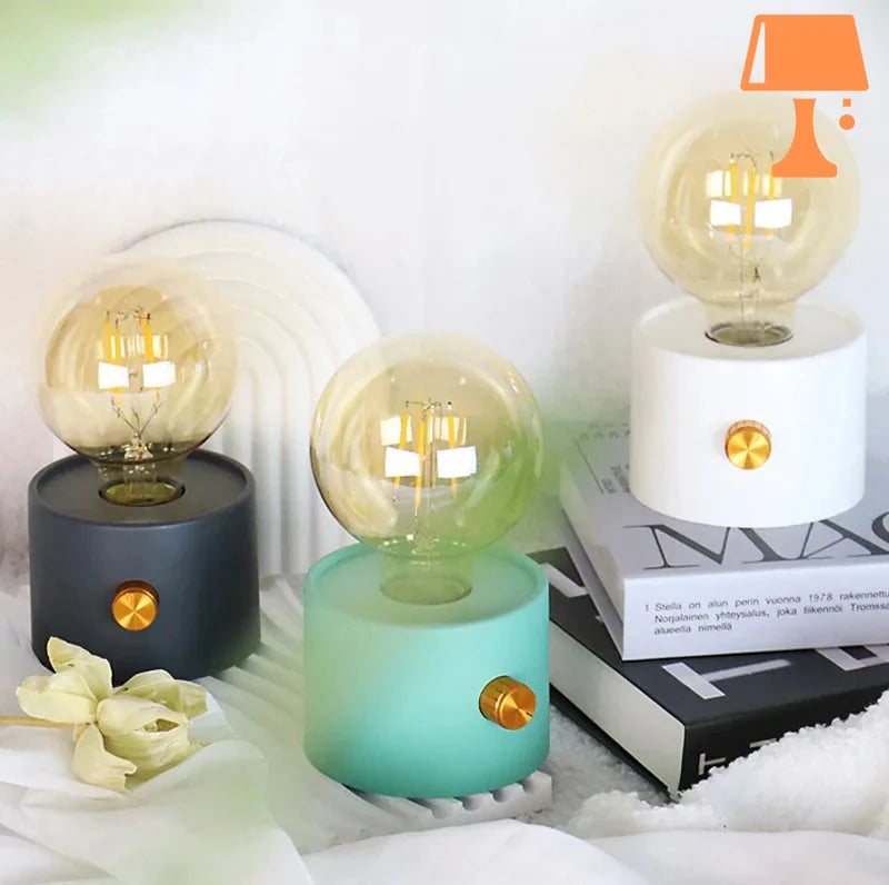 ClassiSphere – Minimalistisk bordlampe med vintage-inspirert glasskule