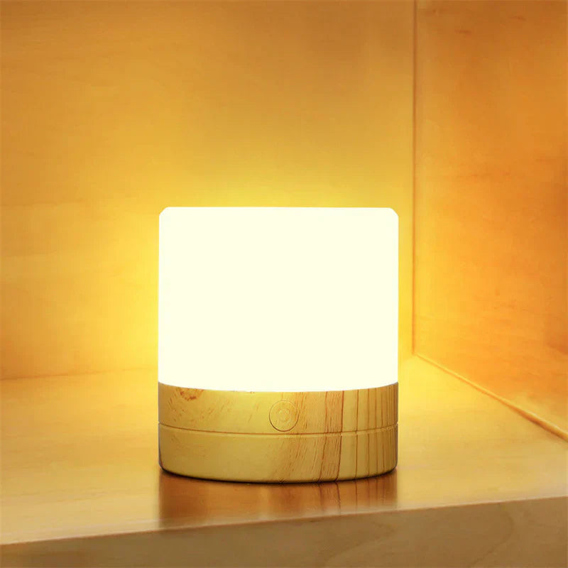 Glow Wood nattbordslampe - naturlig eleganse med justerbar belysning