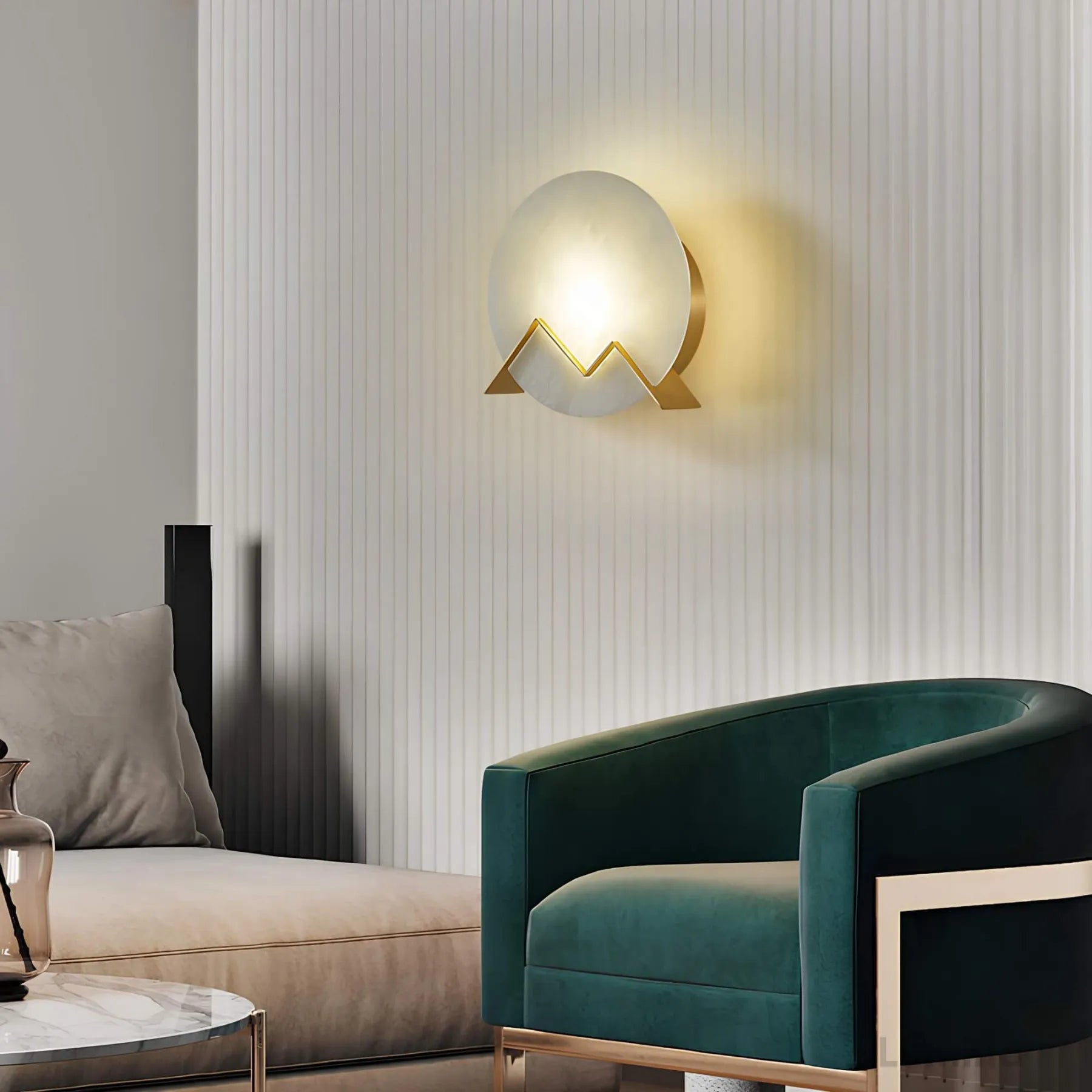 Summit Glow – Vegglampe i messing med fjellinspirert design