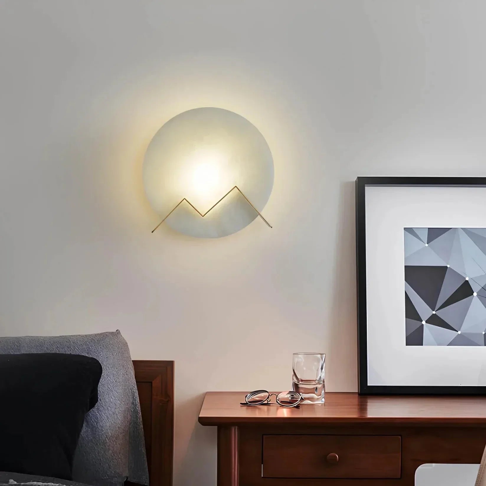 Summit Glow – Vegglampe i messing med fjellinspirert design