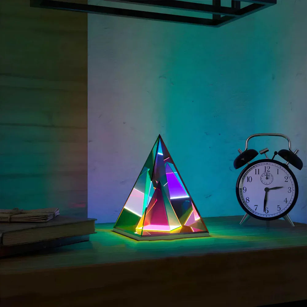 LumiPyramid – Pyramidelampe med iriserende farger som endrer seg