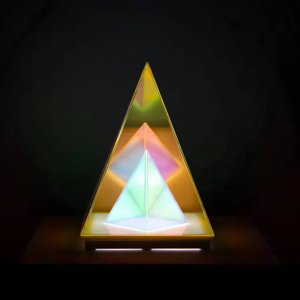 LumiPyramid – Pyramidelampe med iriserende farger som endrer seg
