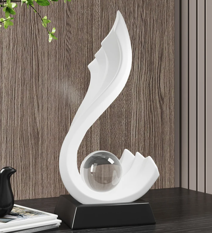 Elegant skulptur med bølgende krystallaksent