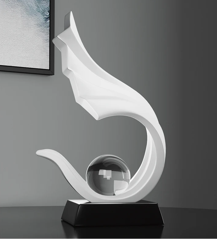 Elegant skulptur med bølgende krystallaksent