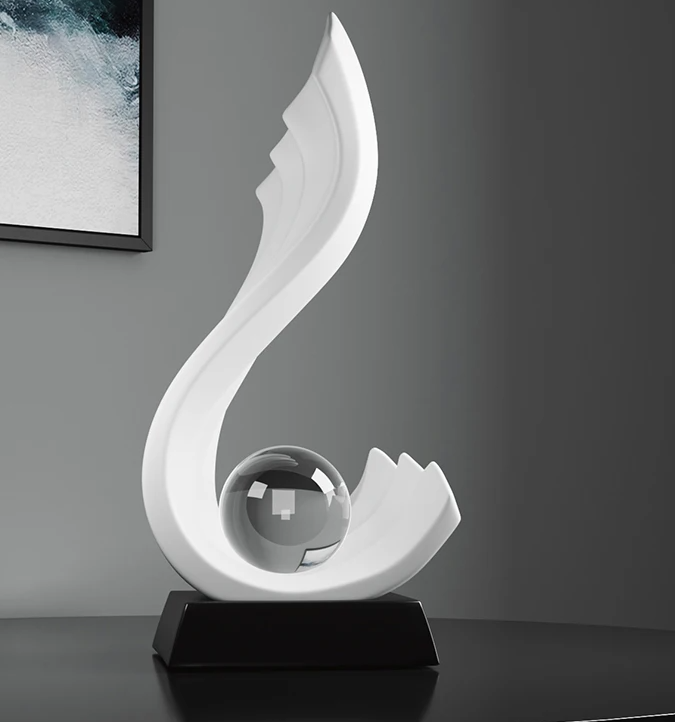 Elegant skulptur med bølgende krystallaksent