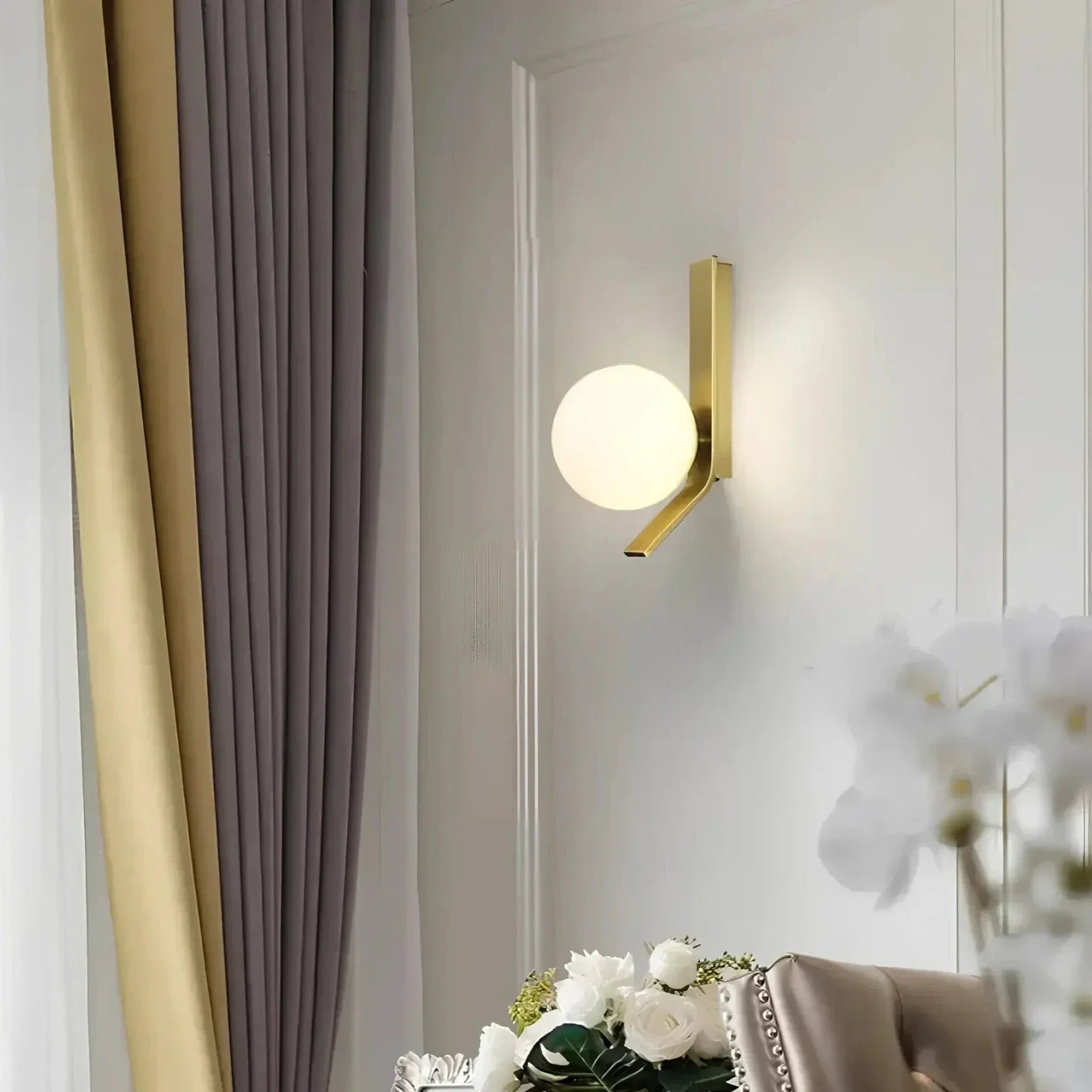 GlowVance Elegant LED-vegglampe – Justerbar lysstyrke og fjernkontroll