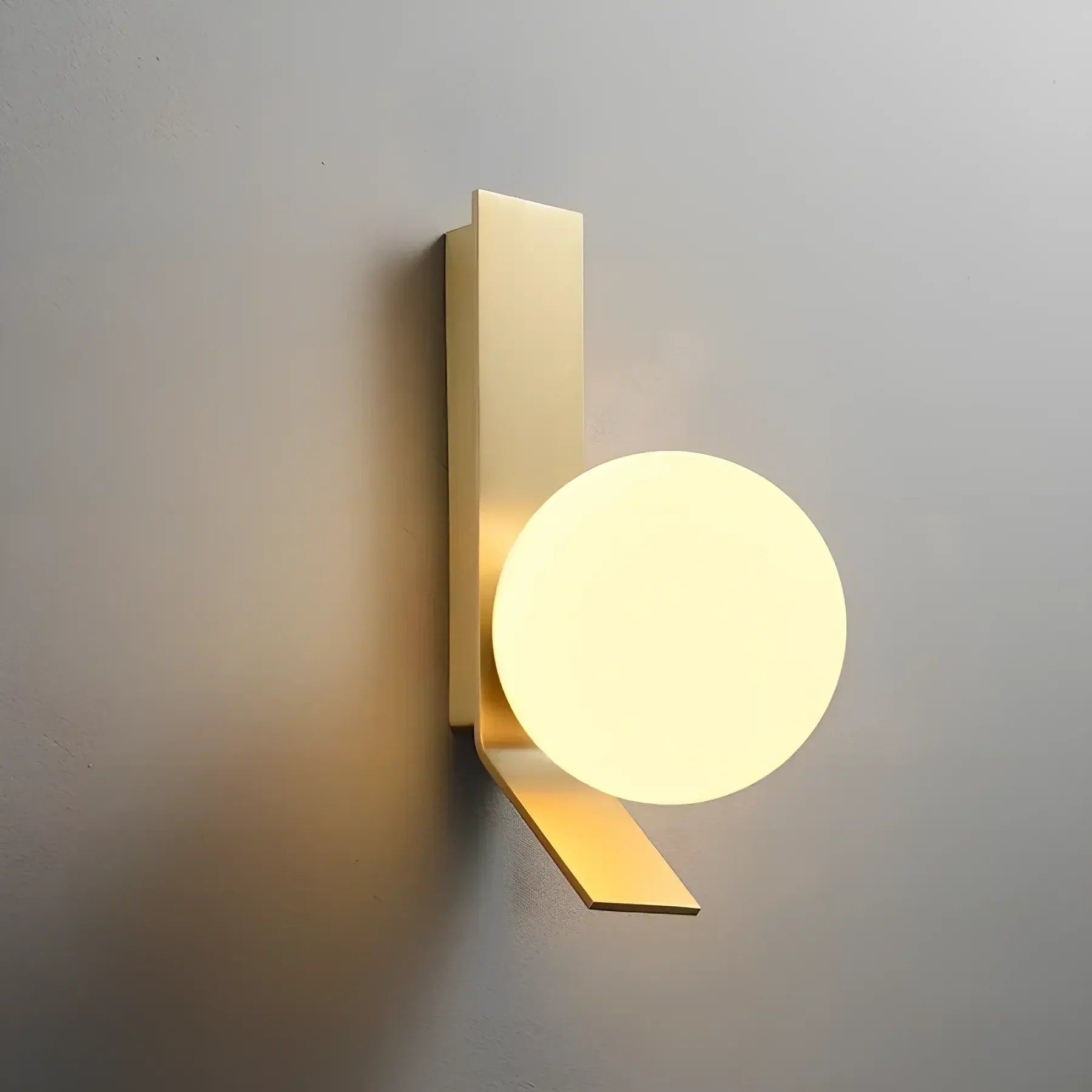 GlowVance Elegant LED-vegglampe – Justerbar lysstyrke og fjernkontroll