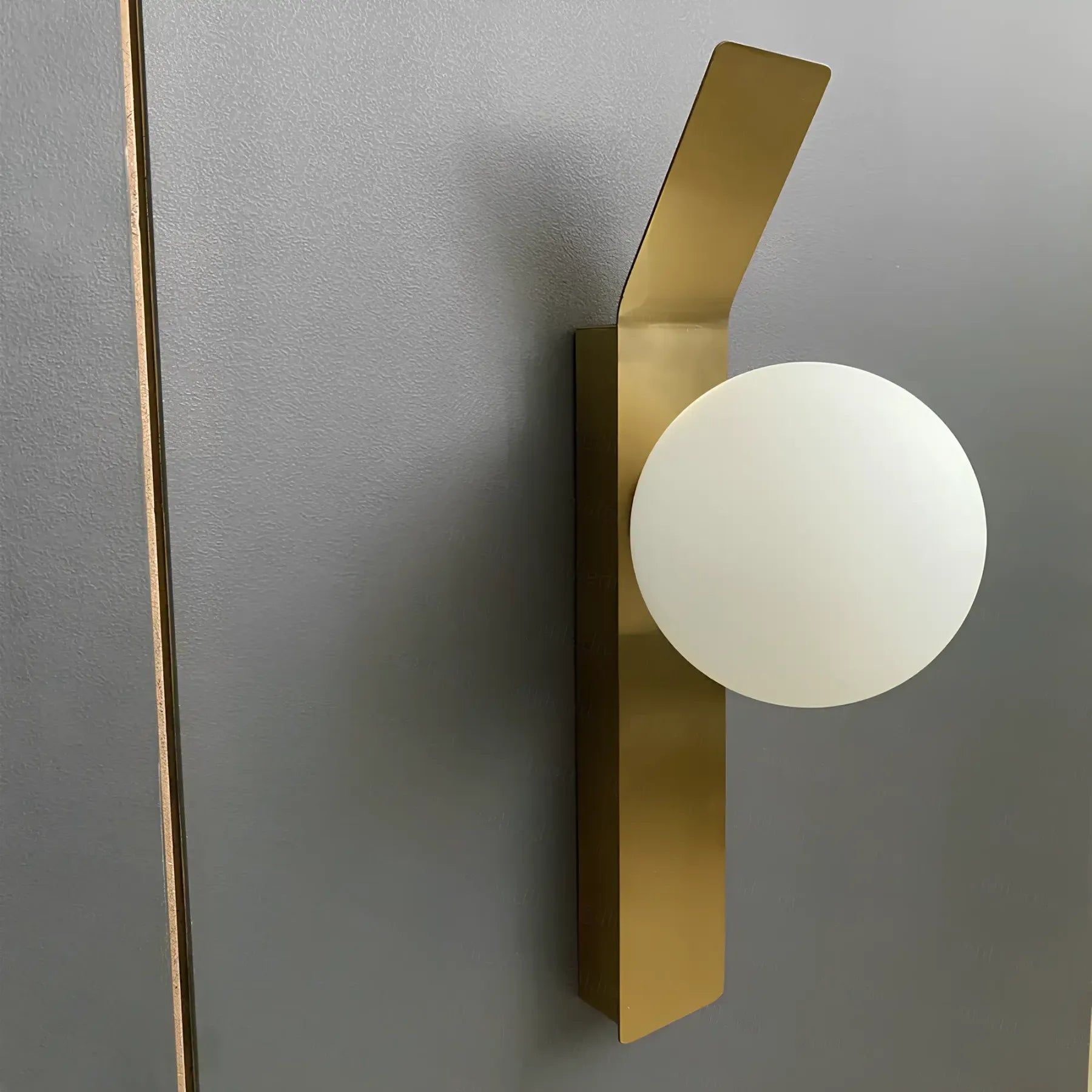 GlowVance Elegant LED-vegglampe – Justerbar lysstyrke og fjernkontroll