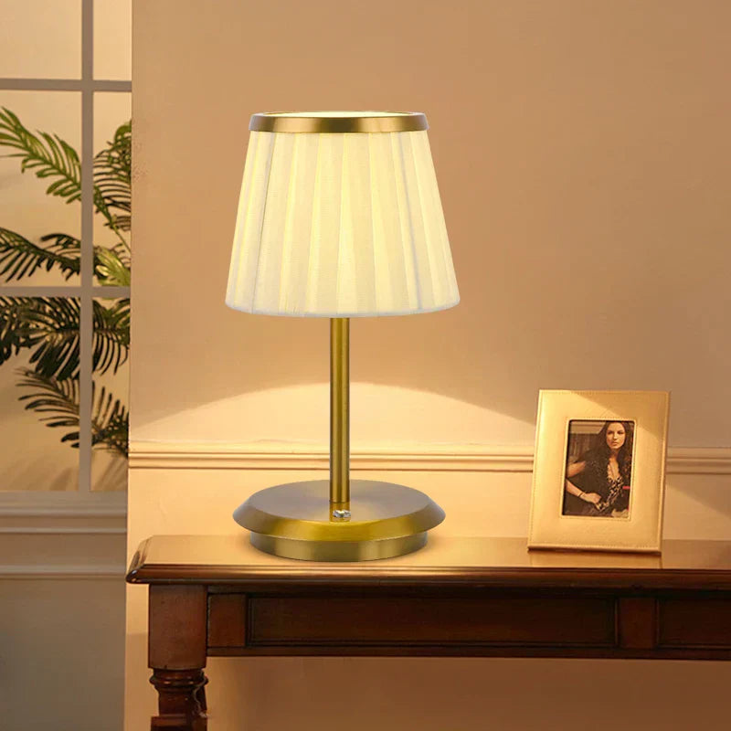 GleamTone - Elegant plissert bordlampe