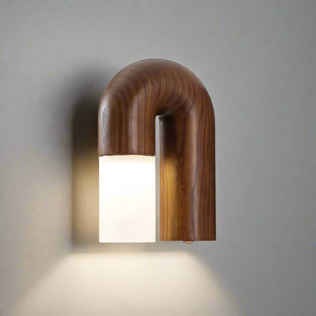 LumeGlow - Buet vegglampe i tre med frostet diffuser