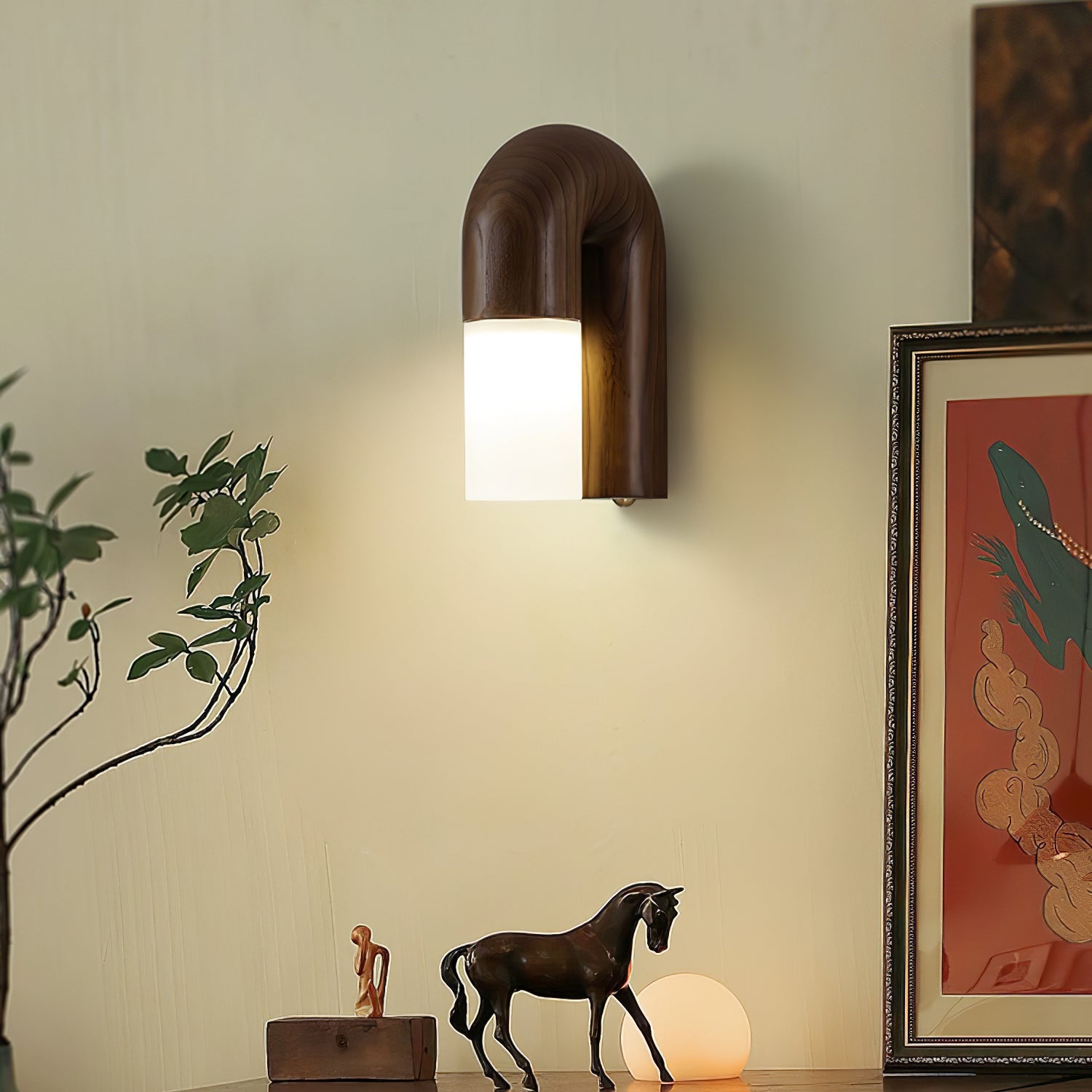 LumeGlow - Buet vegglampe i tre med frostet diffuser