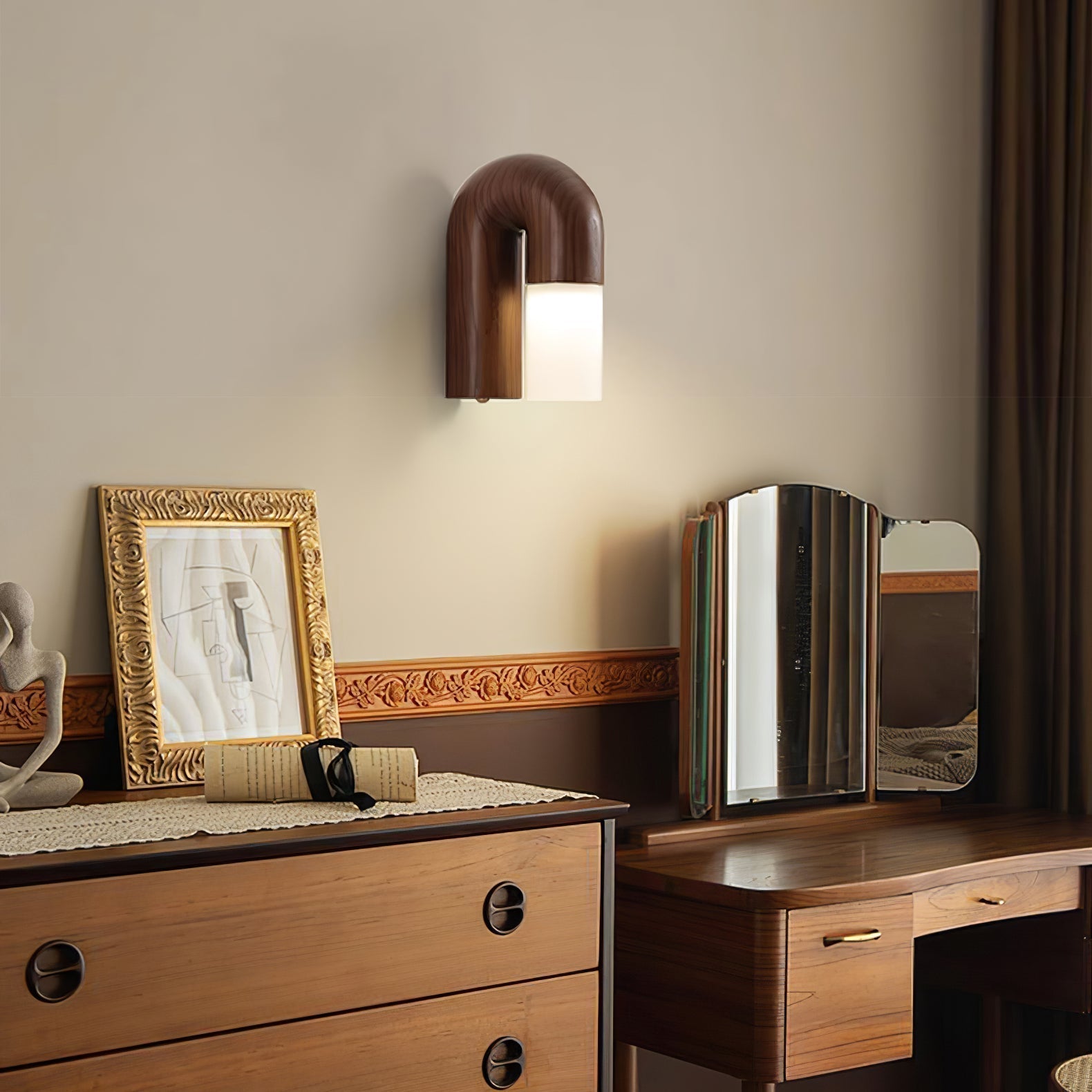 LumeGlow - Buet vegglampe i tre med frostet diffuser