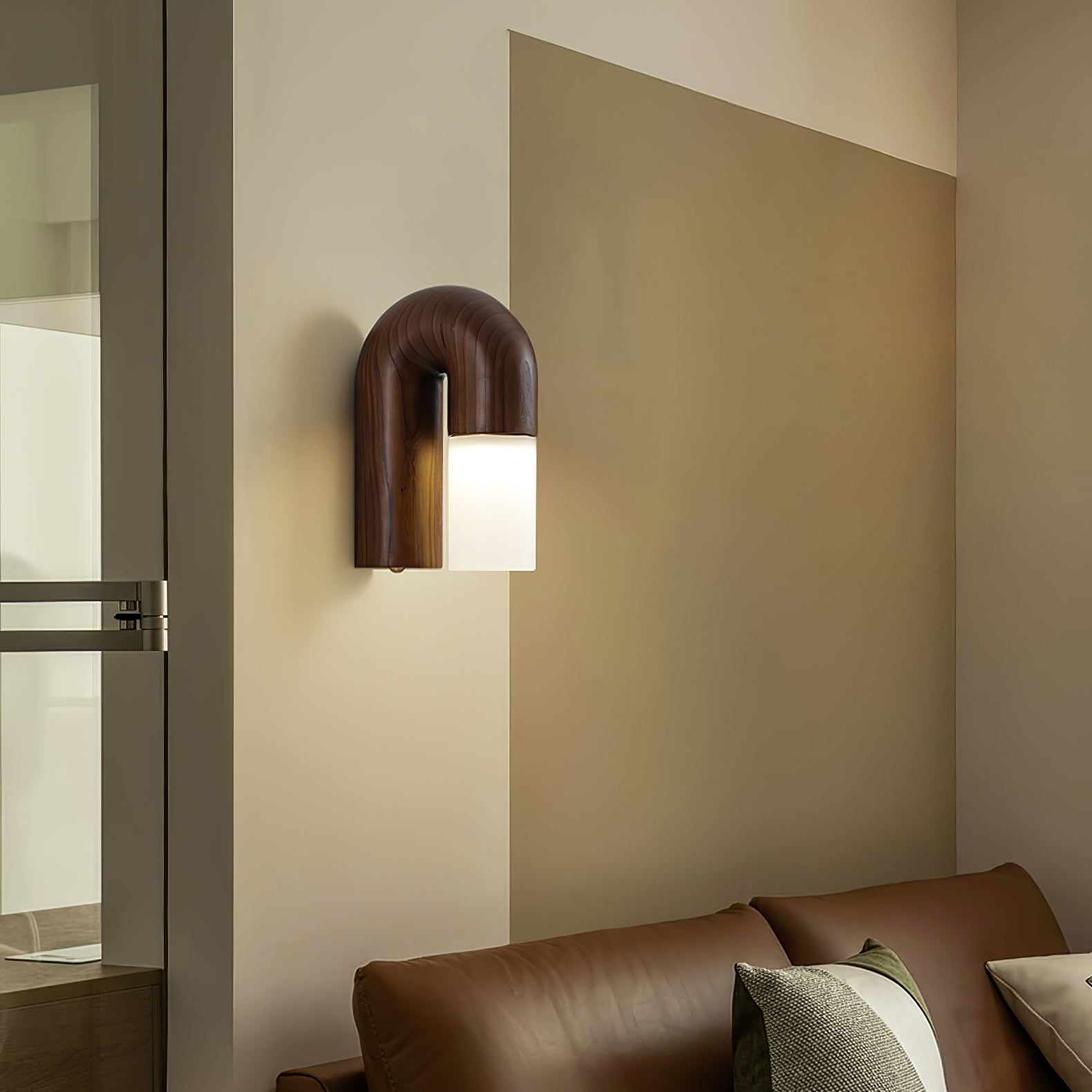 LumeGlow - Buet vegglampe i tre med frostet diffuser