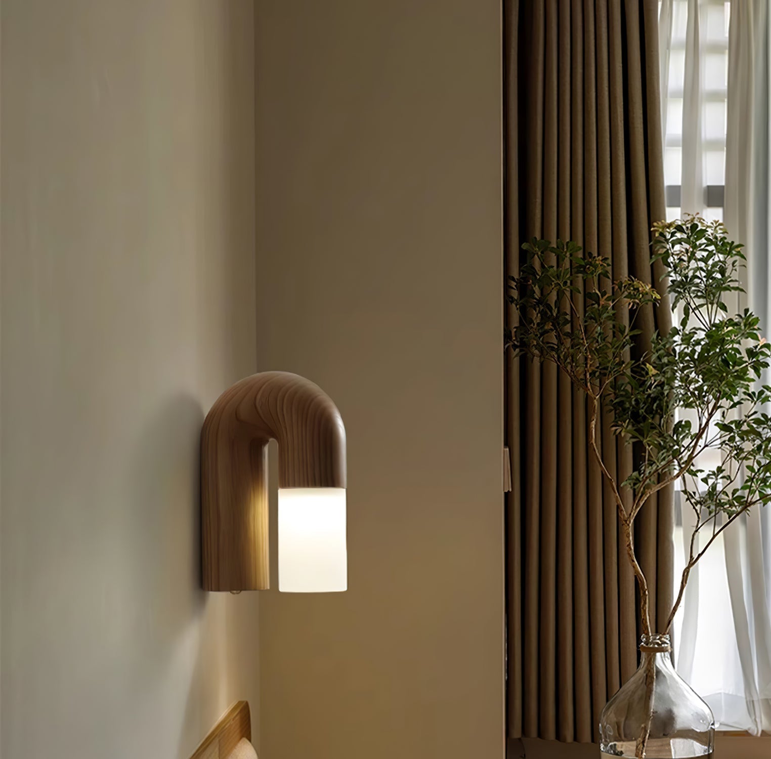 LumeGlow - Buet vegglampe i tre med frostet diffuser