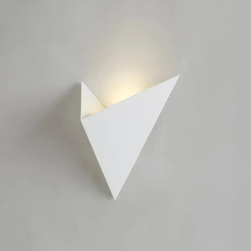 LumiTri - Minimalistisk trekantet vegglampe