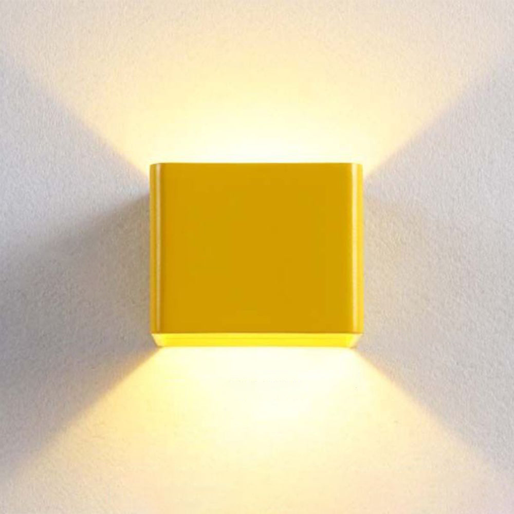 Kvadratisk vegglampe med unik design