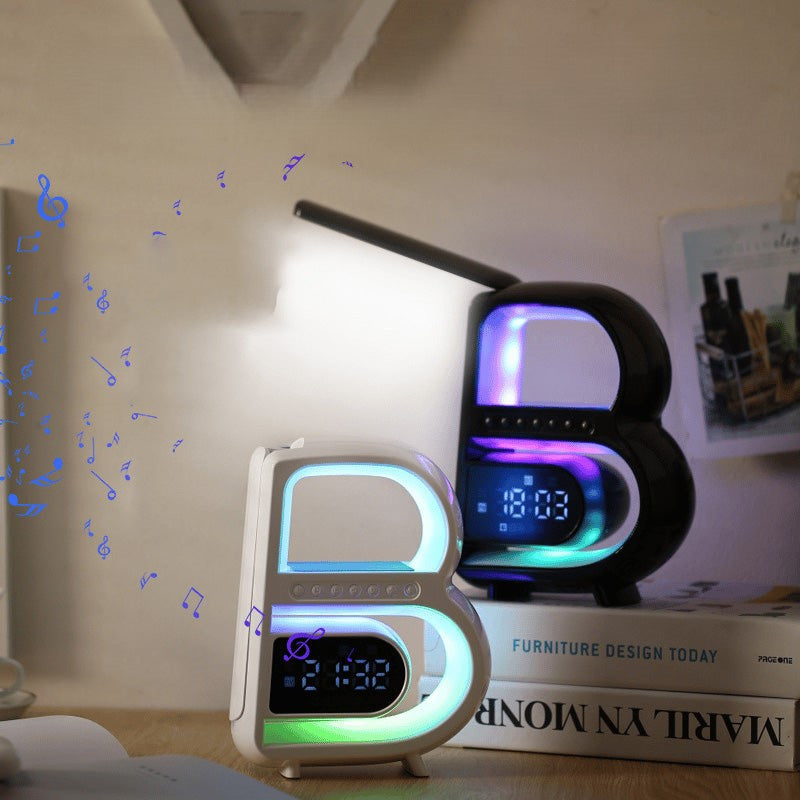 BrightB - LED Letter B skrivebordslampe med klokke og hylle