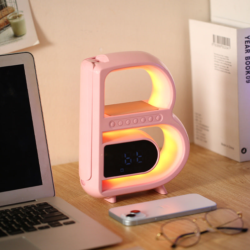 BrightB - LED Letter B skrivebordslampe med klokke og hylle