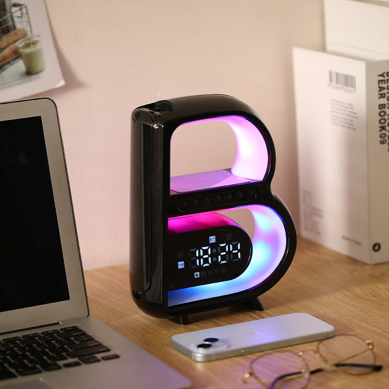 BrightB - LED Letter B skrivebordslampe med klokke og hylle